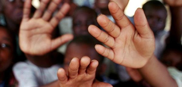 “non venite in italia, se potete”: don albanesi scrive ai possibili migranti