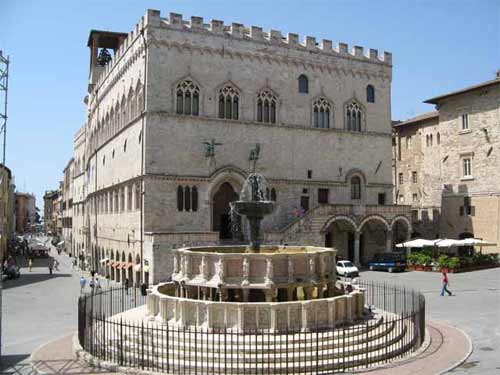 fontana e palazzo dei priori