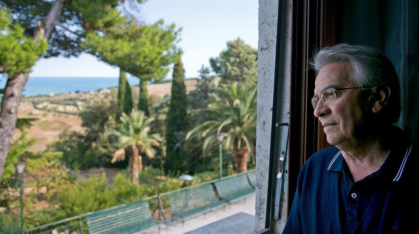 Don Vinicio affacciato alla finestra